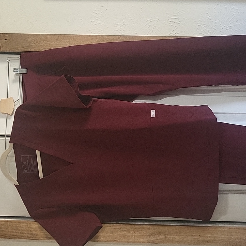 Figs scrubs set Burgendy size medium